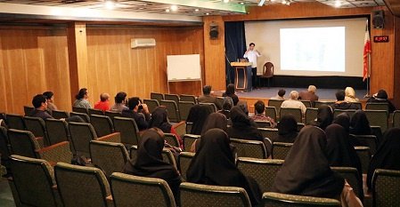 سخنرانی استاد سوئیسی در مرکز تحقیقات بیوشیمی و بیوفیزیک