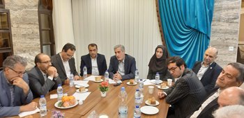 نشست رئیس سازمان غذا و دارو کشور با صاحبان صنایع کاشان برگزار شد