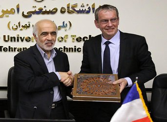 تقویت همکاری با دانشگاه «پوآتیه» فرانسه