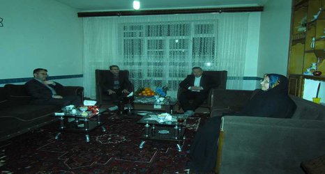 حضور ریاست محترم دانشگاه آزاد اسلامی واحد بناب و عضو هیأت امناء دانشگاه آزاد اسلامی استان آذر بایجان شرقی به همراه هیأت رئیسه به مناسبت فرا رسیدن سال نو در مرکز خیریه " دارالا یتام " شهرستان بناب .