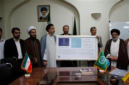 سند الگوی عدالت، صلح و توسعه توسط دکتر صاحب الحکیم به دانشگاه علوم اسلامی رضوی اهدا شد
