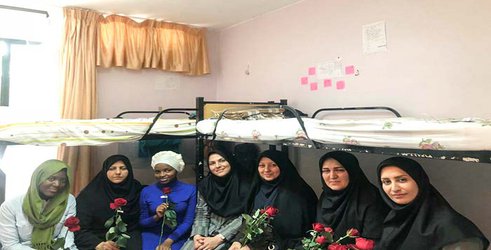 اهدای گل و شیرینی به دختران دانشجوی دانشگاه تبریز به مناسبت روز دختر