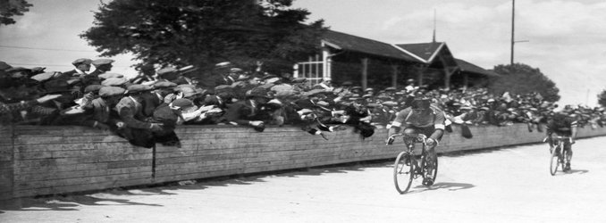 The Original Tour de France Yellow Jersey Was Made of Wool