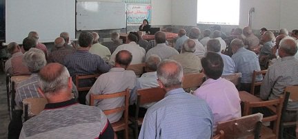 برگزاری دوره آموزشی بهره برداران برای مبارزه با مگس میوه (مگس مدیترانه) در شهرستان گلوگاه