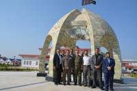 بازدید رئیس بنیاد حفظ آثار دفاع مقدس از روند ساخت یادمان شهدای گمنام واحد بندرانزلی