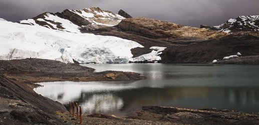 Daring scientists extract ice from Earth's highest tropical glacier