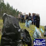 زدودن زباله از حاشیه جاده روستای سنگاچین انزلی