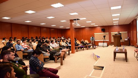 نشست صمیمانه دانشجویان با کارآفرین برتر "مهندس محمود رضا هدایتی" برگزار شد.