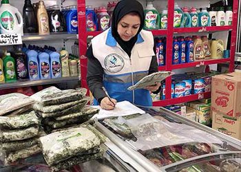 مواد غذایی فاقد مشخصات بهداشتی در فروشگاه‌های شهر بوشهر جمع‌آوری شد