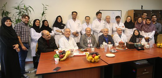 تکریم سرپرست دانشگاه از دکتر یزدانی استاد پیشکسوت دانشکده دندانپزشکی