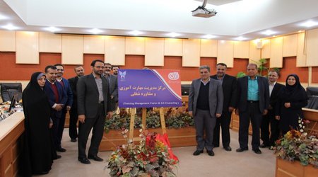 رئیس دانشگاه آزاد اسلامی نجف‌آبادعنوان کرد: واحد نجف‌‌آباد مجوز راه‌اندازی مرکز مدیریت مهارت‌آموزی و مشاوره شغلی گرفت