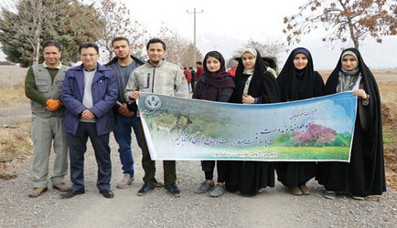 مشارکت دانشجویان دانشگاه نیشابور در اجرای پویش مردمی تشتک گذاری درختان سطح شهر