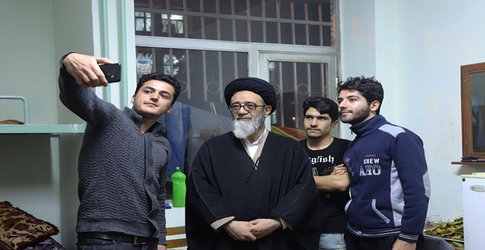 نماینده ولی فقیه در آذربایجان شرقی سرزده از سرای دانشجویی ولیعصر دانشگاه تبریز بازدید کرد