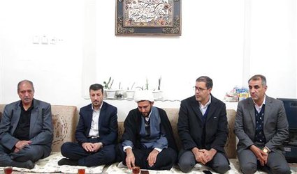 دیدار مسئولین دانشگاه آزاد اسلامی شهرکرد با خانواده جانباز متوفی
