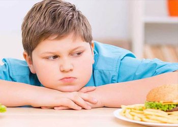 چاقی در کودکان می‌تواند باعث مشکلات روحی و اجتماعی در آنان شود