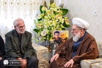 آیت الله محمدی ری شهری در منزل شهید "وحید زمانی نیا" حضور یافت