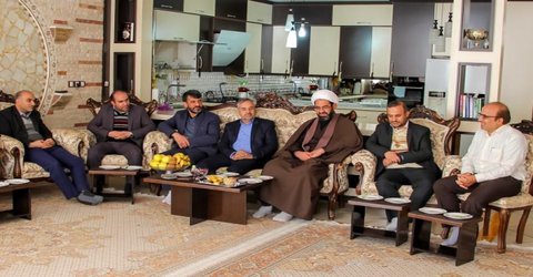 دیدار مسئولان دانشگاه آزاد اسلامی نجف‌آباد با جانباز ۷۰ درصد دفاع مقدس