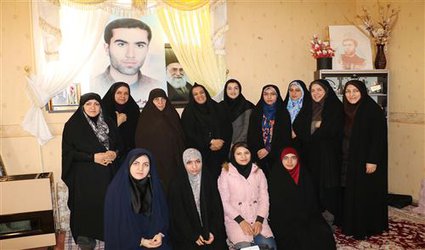 دیدار دانشگاهیان دانشگاه آزاد اسلامی شهرکرد با مادر شهید سرافراز سهراب صادقی