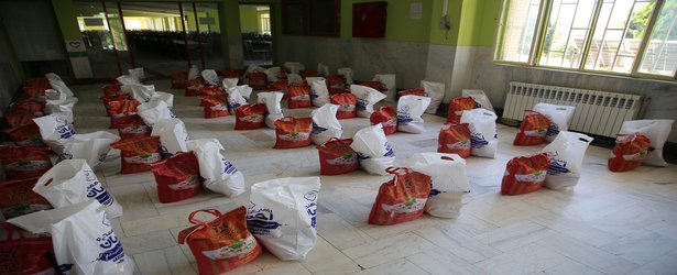 تحویل بسته های غذایی به کارگران بیکارشده سلف سرویس دانشگاه با حضور معاون دانشجویی دانشگاه لرستان