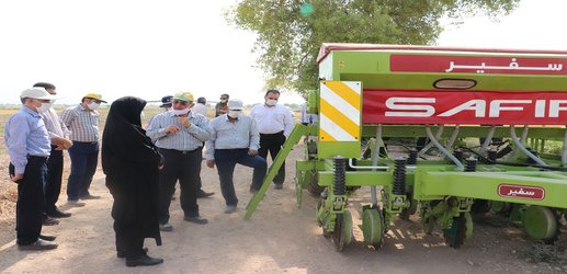 بازدید مدیر دفتر مکانیزاسیون جهاد کشاورزی استان خوزستان از کشت مستقیم سویا توسط دستگاه بی خاکورز سفیر در مرکز تحقیقات و آموزش کشاورزی و منابع طبیعی صفی آباد