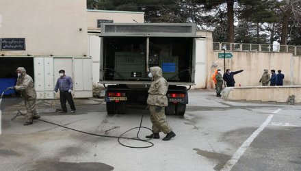 گندزدایی بیمارستان‌های همدان با استفاده از خودروهای ضدعفونی سبک و سنگین تیپ ۳۱۶ زرهی همدان