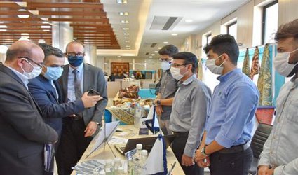 بازدید سفیر اتریش از غرفه مرکز رشد واحدهای فناور دانشگاه آزاد اسلامی شهرکرد