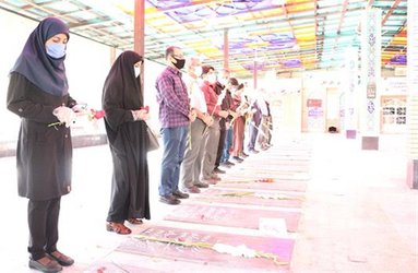 مراسم  عطر افشانی، غبارروبی و نثار گل  با عنوان «میهمانی لاله ها»  ۶ مهر ماه۹۹ درگلزارشهدای دارالرحمه شیراز برگزارشد.