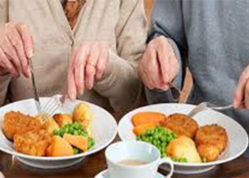 مهم‌ترین توصیه تغذیه‌ای برای سالمندان در دوران کرونا مصرف غذاهای ساده و کم‌حجم است