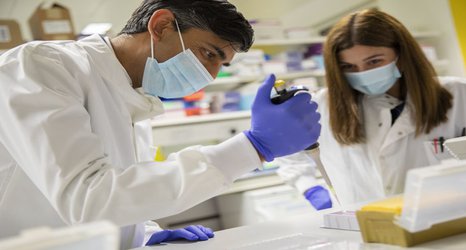 Chancellor sees cutting-edge medical research at Imperial