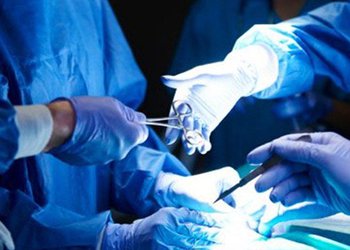 جراحی تومور بزرگ مغزی در بیمارستان کنگان با موفقیت انجام شد