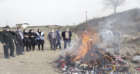 معدوم سازی قلیان های کشف شده از قهوه خانه ها و سفره خانه های سنتی گرگان