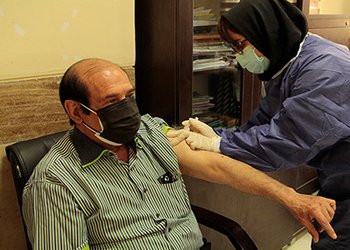 واکسیناسیون پزشکان، دندانپزشکان و پیراپزشکان شهر بوشهر علیه کرونا آغاز شد