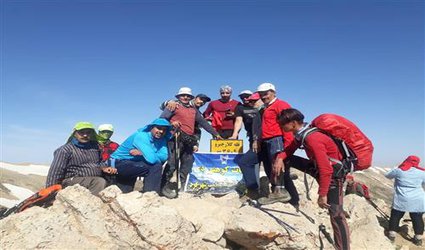 صعود موفق ۱۴ کوهنورد دانشگاه آزاد اسلامی شهرکرد به قله کلار