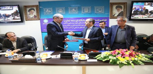 درحمایت از طرح توسعه اشتغال فراگیر در مناطق روستایی، به صندوق اعتبارات خُرد زنان روستایی و عشایری وام بدون وثیقه داده می شود