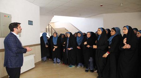 بازدید جمعی از دانش‌آموزان دبیرستان حاج محمود جوادی از دانشگاه یزد