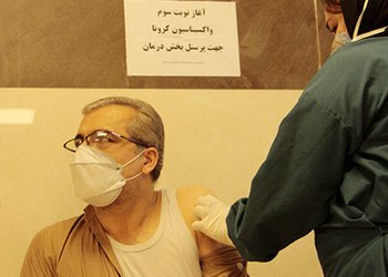 رییس دانشگاه علوم پزشکی و خدمات بهداشتی درمانی بوشهر؛
آغاز تزریق دوز سوم واکسن کرونا به کادر درمان در استان بوشهر
