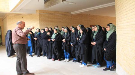 جمعی از دانش‌آموزان مدرسه راهنمایی کوثر از دانشگاه یزد بازدید کردند