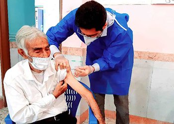 رئیس شبکه بهداشت و درمان دشتستان:
۷۵ درصد از افراد بالای ۱۲ سال شهرستان دشتستان نوبت اول واکسن کرونا را دریافت کرده‌اند

