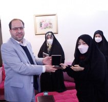رئیس دانشگاه تهران با خانواده شهید کاظم کاظمی دانشجوی شهید دانشگاه تهران دیدار کرد