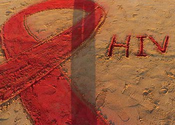 گزارش تصویری از برگزاری مسابقه ساخت لوگوی شنی بیماری ایدز در ساحل دلوار تنگستان