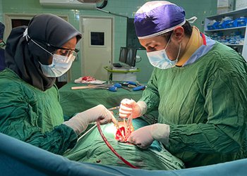 نخستین عمل جراحی مغز و اعصاب در شهرستان گناوه با موفقیت انجام شد