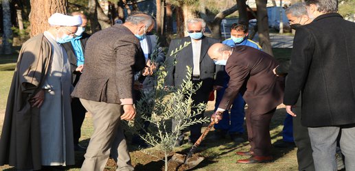 کاشت نهال در محوطه سازمان تحقیقات آموزش وترویج کشاورزی توسط دکتر خیام نکویی معاون وزیر و رئیس سازمان به مناسبت هفته منابع طبیعی و روز ملی درختکاری