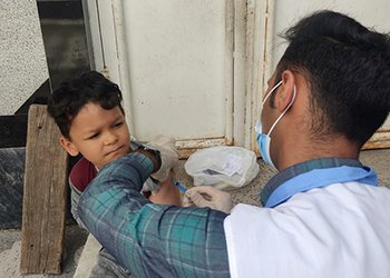 مسئول مبارزه با بیماری‌های واگیر شبکه بهداشت و درمان شهرستان گناوه:
واکسیناسیون اتباع غیر ایرانی سنین ۹ ماهه تا ۳۰ سال علیه سرخک در گناوه آغاز شد