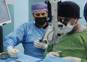 اتاق عمل بیمارستان کنگان به پیشرفته‌ترین دستگاه جراحی چشم مجهز شد/ گزارش تصویری