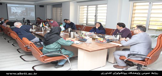 نشست دانشجویان دکتری با رییس و جمعی از معاونان و مدیران پژوهشگاه برگزار شد