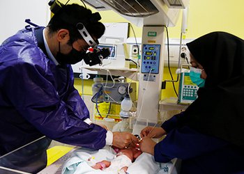 معاون درمان دانشگاه پزشکی بوشهر:
امکان معاینه چشمی نوزادان نارس در استان بوشهر فراهم شد/ گزارش تصویری