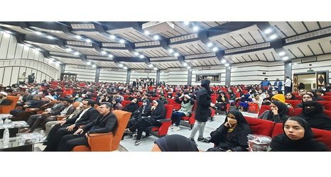 حضور نماینده‌ی ولی فقیه در استان در میان دانشجویان به مناسبت ۱۶ آذر