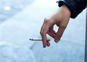 معاون بهداشت دانشگاه علوم پزشکی بوشهر:
مصرف دخانیات در بین زنان حدود ۹۰ درصد و در بین مردان ۳۴ درصد افزایش داشته است
