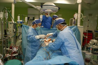 انجام عمل جراحی بای پس عروق کرونر قلب در بیماری با نقص مادرزادی دکستروکاردی در بیمارستان امام حسین (ع) شاهرود