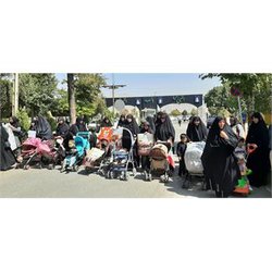 برنامه جوانی جمعیت در مراسم پیاده رویی جاماندگان اربعین حسینی(ع) و توزیع مزایای فرزندآوری و معایب تک فرزندی توسط مرکز بهداست شهرستان کرمانشاه